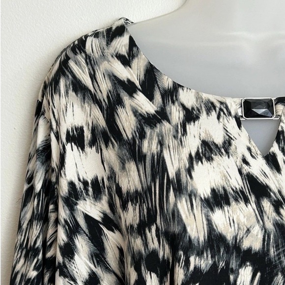 Susan Graver Liquid Knit Black White Abstract Jewel Neck Tunic Top 2X A282079 - Picture 3 of 8